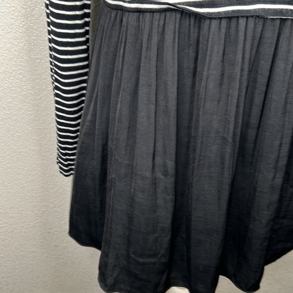 Led Black & White Striped Long Sleeve Flowy Top Size Medium - Picture 3 of 7